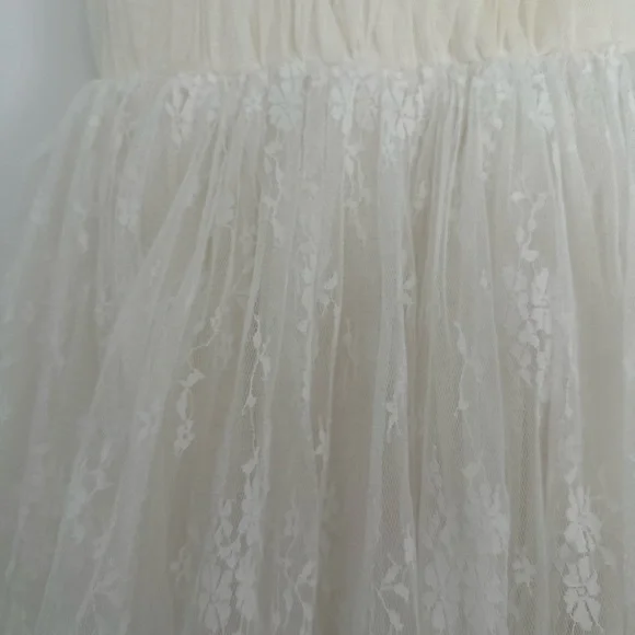 Elegant Cream Lace Dress - Picture 4 of 11